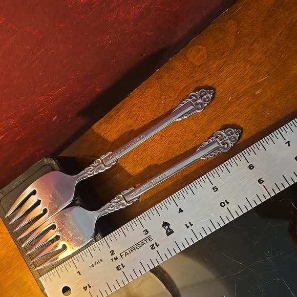 Oneida Rembrandt Set Of 2 Dinner Forks  Heirloom Stainless USA - Picture 4 of 4